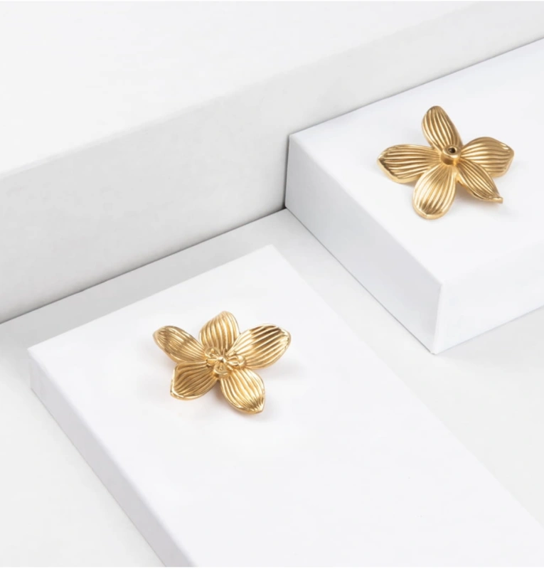 złoty uchwyt meblowy flower gold.png
