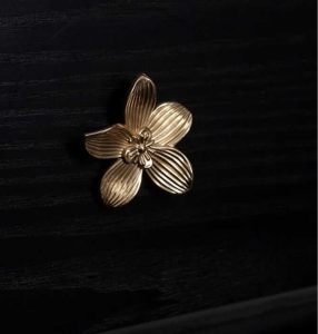 złoty uchwyt meblowy flower realizacja.png