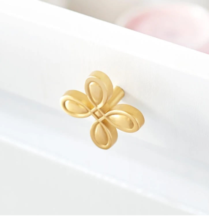 Uchwyt meblowy FOUR LEAF SOLID realizacja.png