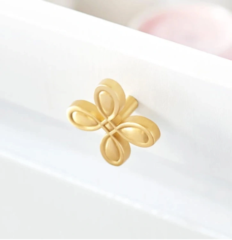 Uchwyt meblowy FOUR LEAF SOLID realizacja.png